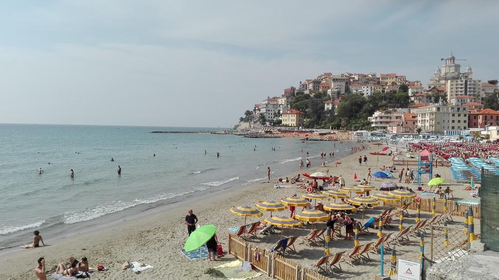 Case Vacanze Borgo Marina Imperia Exterior photo
