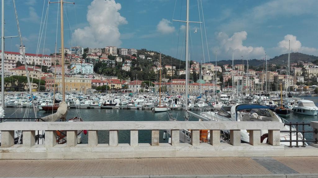 Case Vacanze Borgo Marina Imperia Exterior photo